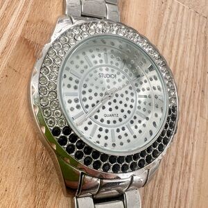 Studio time ladies silver tone crystal accented watch NEW BATTERY